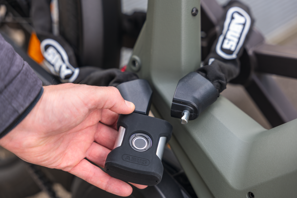 ABUS řetězový zámek 7807F/110 BK YARDO s otiskem prstu