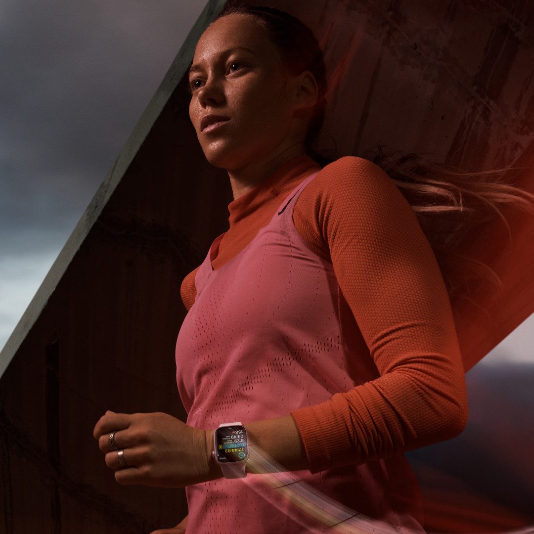 Apple Watch Series 9 41 mm Cellular Graphite Grey z nehrdzavejúcej ocele s tmavým atramentovým športovým remienkom - M/L