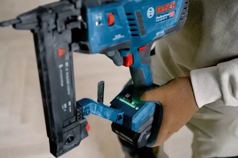 BOSCH PRO GTH 18V-38 M Akumulátorová sponkovačka do dřeva (0.601.482.501)