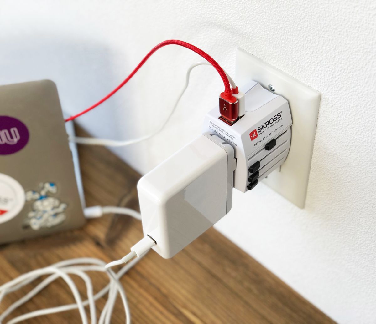 Cestovný adaptér SKROSS MUV USB, USB A+C, univerzálny pre 150 krajín