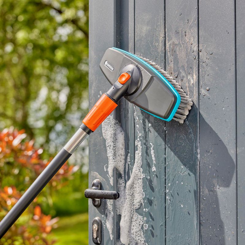 Gardena Cleansystem mycí kartáč tvrdý s násadou – sada (18828-20)