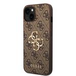 Guess PU 4G Kovový zadný kryt s logom pre iPhone 15 Brown
