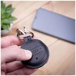 Inteligentný tracker FIXED Sense s červeným koženým puzdrom a karabínou