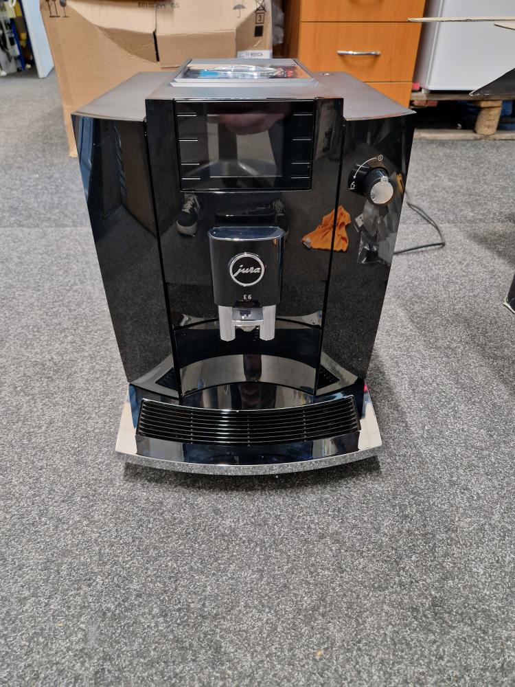 Kávovar Jura E6 Piano Black