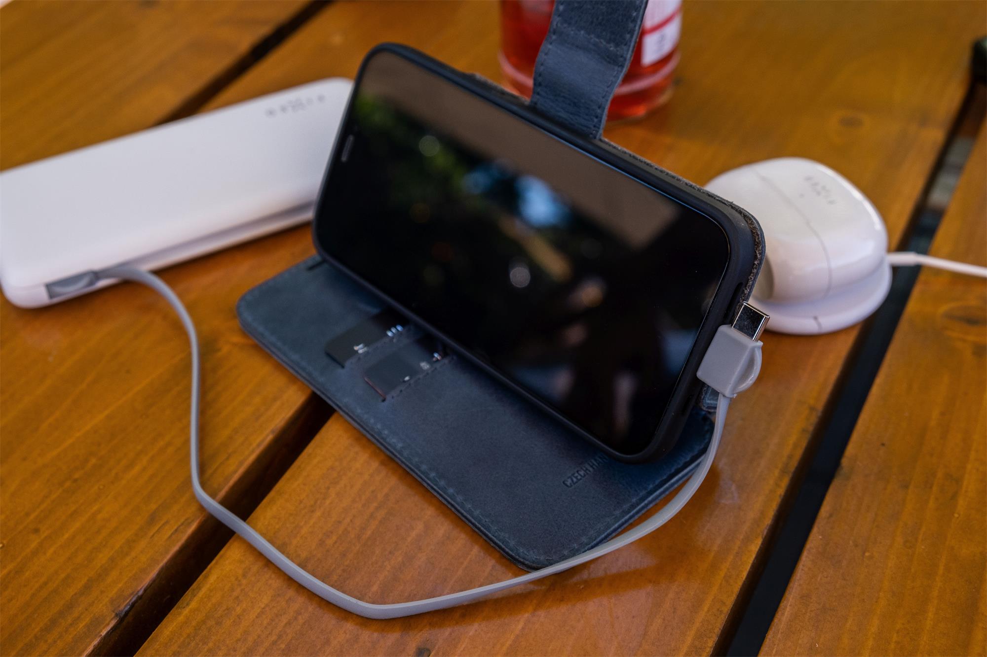Kožené pouzdro typu kniha FIXED ProFit pro Apple iPhone 7/8/SE (2020/2022), modré