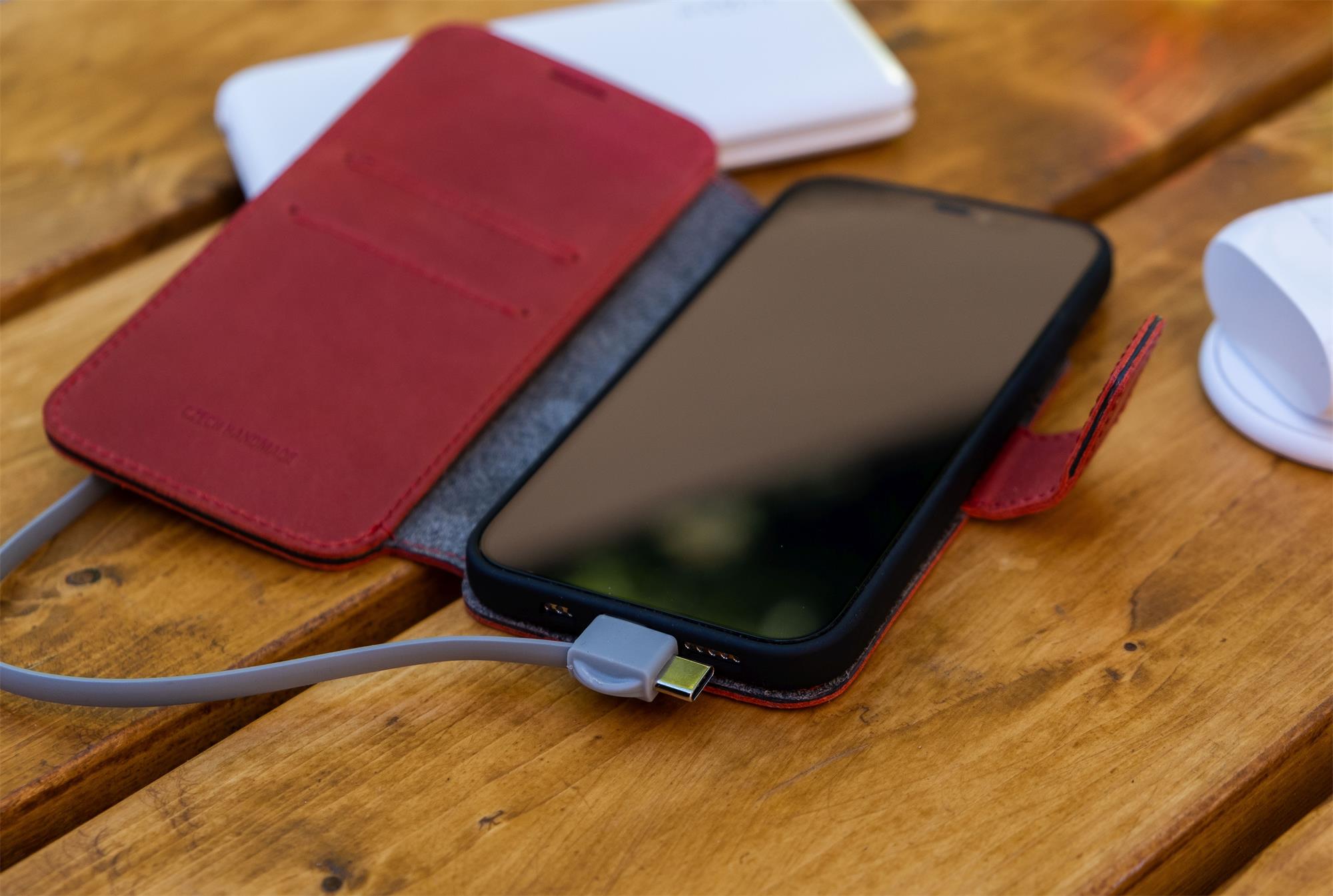 Kožené puzdro typu kniha FIXED ProFit pre Apple iPhone 13 Pro, červené