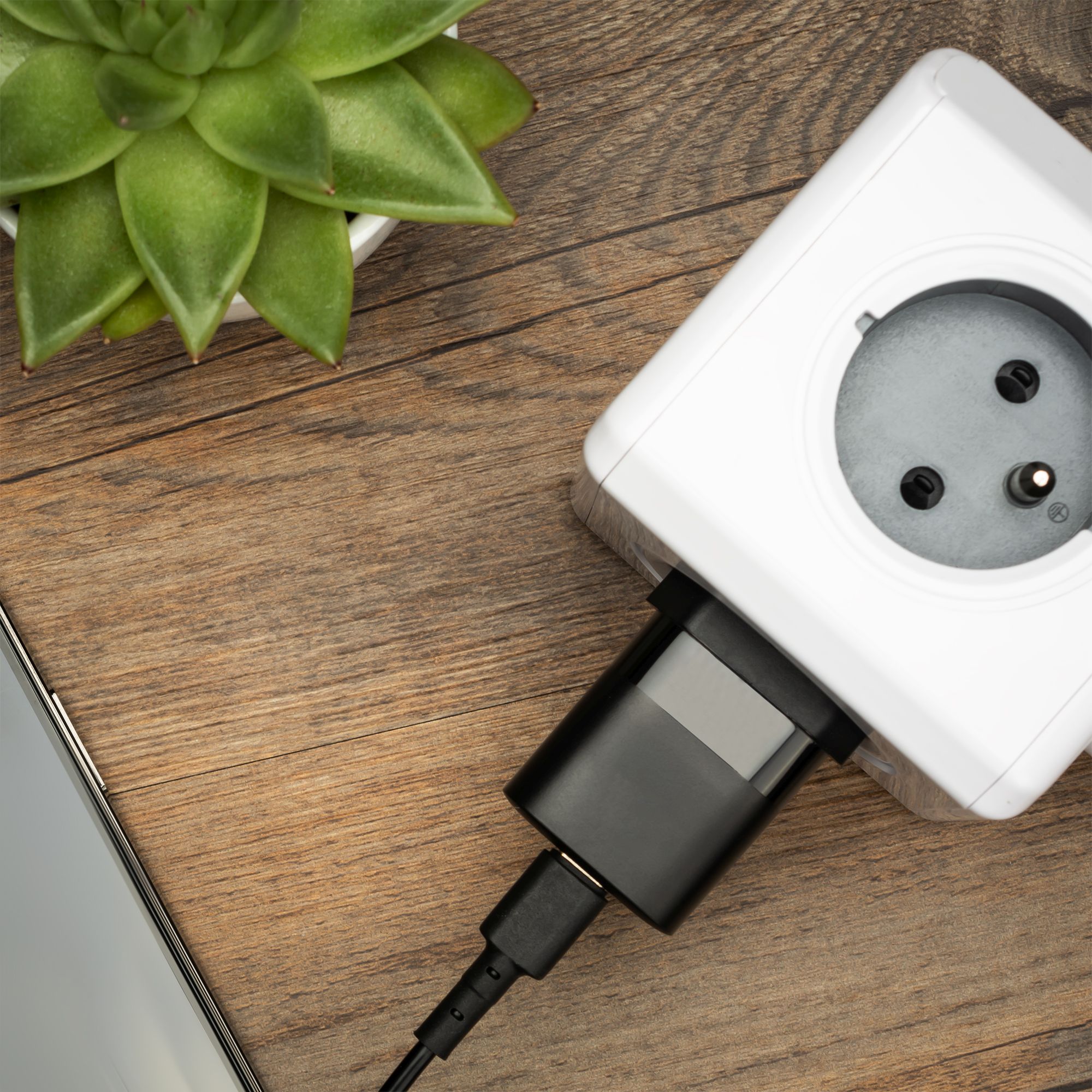 Mini sieťová nabíjačka FIXED s výstupom USB-C a podporou PD, 30 W, čierna
