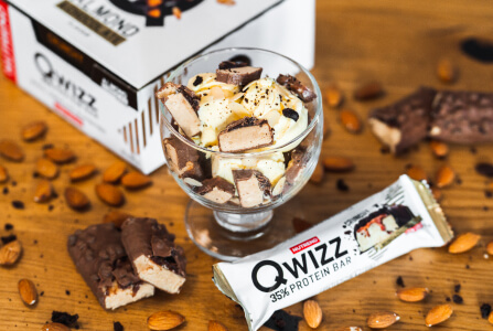 Nutrend QWIZZ PROTEIN BAR, 60 g, mandľová čokoláda