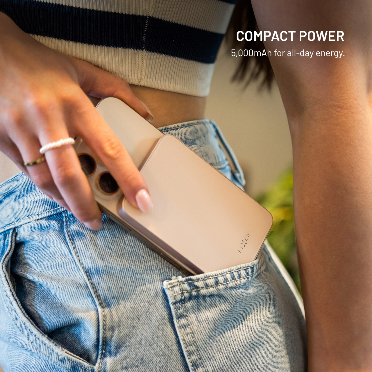 Powerbanka FIXED MagZen 5 Crystal s Qi2 a MagSafe, 5 000 mAh, růžová