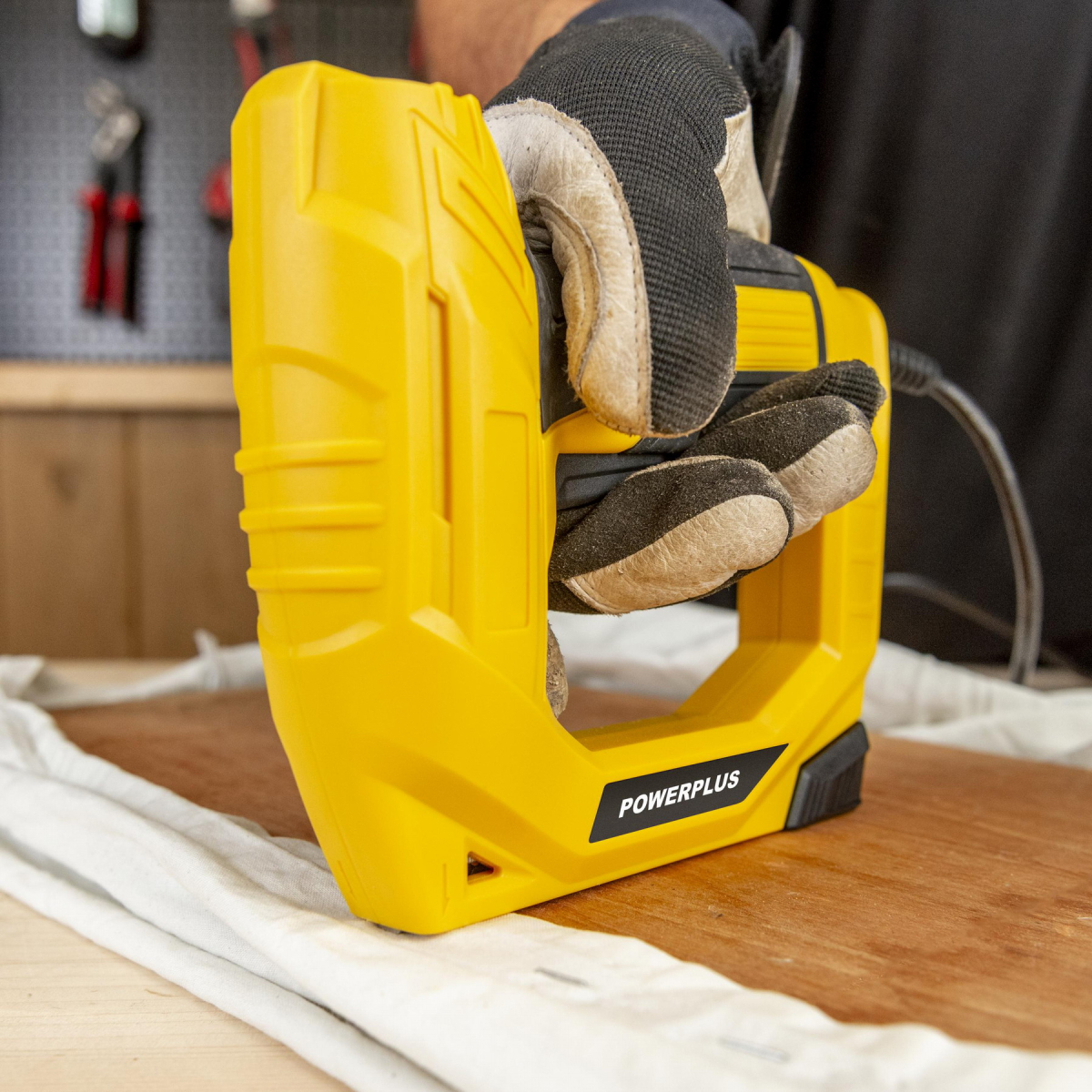 Powerplus POWX13701 - Elektrická sponkovačka / hřebíkovačka 45W