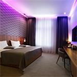 Solight LED svetelný pás, RGB, 3 m, sada s 12V adaptérom a diaľkovým ovládaním, 7,2 W/m, IP20