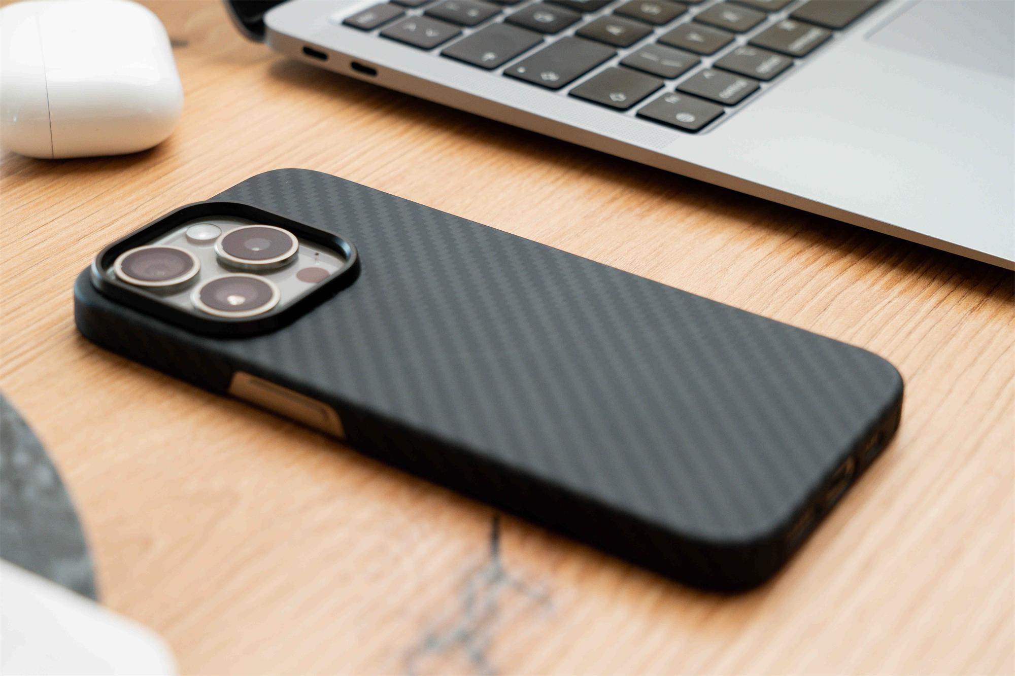 Swissten MagCarbon Pro pre iPhone 17e/16e, čierne