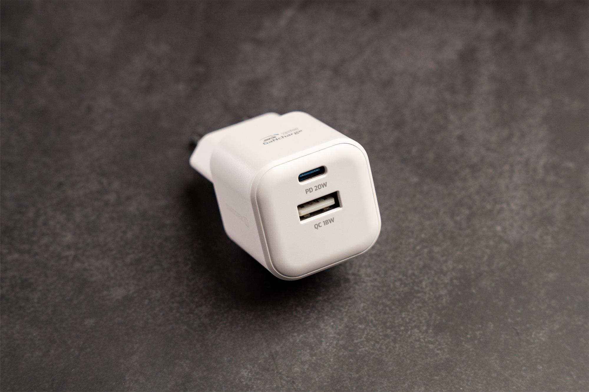 SWISSTEN SÍŤOVÝ ADAPTÉR GaN 1x USB-C 20W PD A 1x USB-A 18W QC BÍLÝ